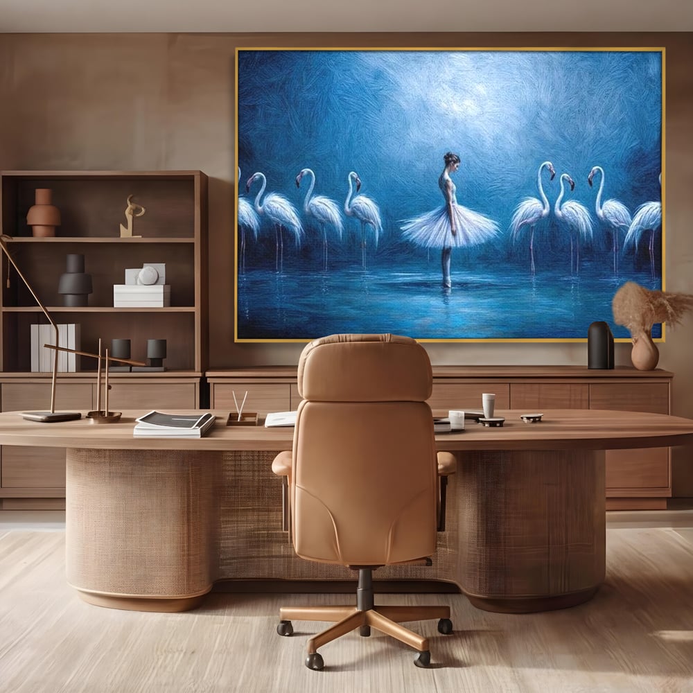 Tablou canvas cu tablou canvas cu balerina si flamingo, in rama de aluminiu auriu, pe perete intr-un birou